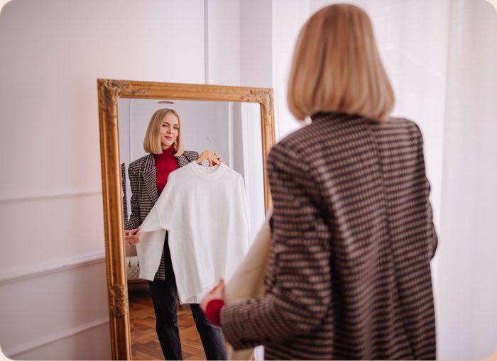 Angelika przy lustrze z bluzką