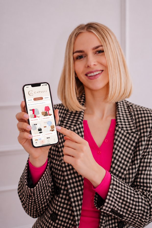 Angelika z aplikacją Capsuli w telefonie